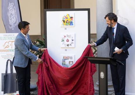 Imagen secundaria 1 - Franciso Cuenca y Antonio González entregan el cheque al ganador; momento del destape de los ganadores; y ambiente en el patio del ayuntamiento.
