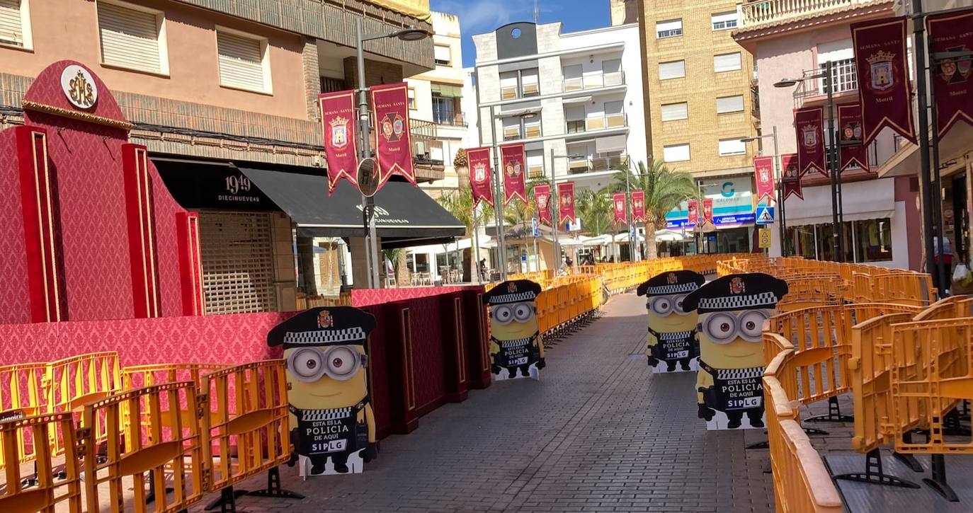 Imagen principal - Minions colocados por Motril.