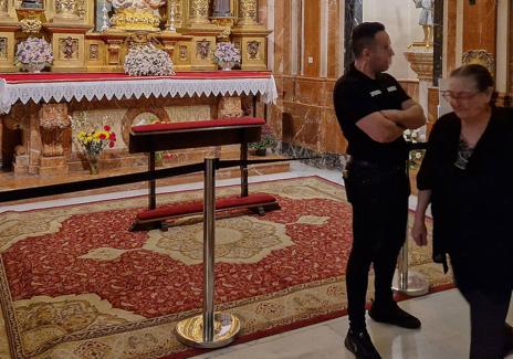 Imagen secundaria 1 - 1. Entierro de Franco en el Valle de los Caídos en 1975 frente a la tumba de José Antonio Primo de Rivera. 2. Una alfombra cubre el lugar de la tumba de Queipo de Llano tras su exhumación en la Basílica de la Macarena. 3. Los descendientes de Franco portan su féretro a la salida del Valle de los Caídos en 2018.