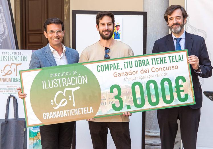 Imagen principal - Franciso Cuenca y Antonio González entregan el cheque al ganador; momento del destape de los ganadores; y ambiente en el patio del ayuntamiento.